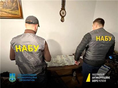 Ukrainische Anti-Korruptionsagenten mit beschlagnahmtem Bargeld
