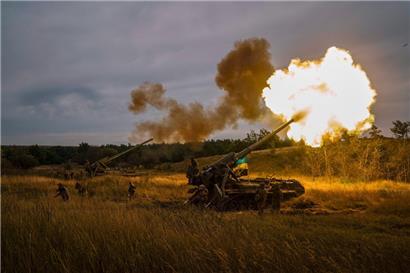 Ukrainische Artillerie-Geschütze im Einsatz bei Charkiw im Norden der Ukraine: Im Süden soll am Montag die Gegenoffensive begonnen haben

