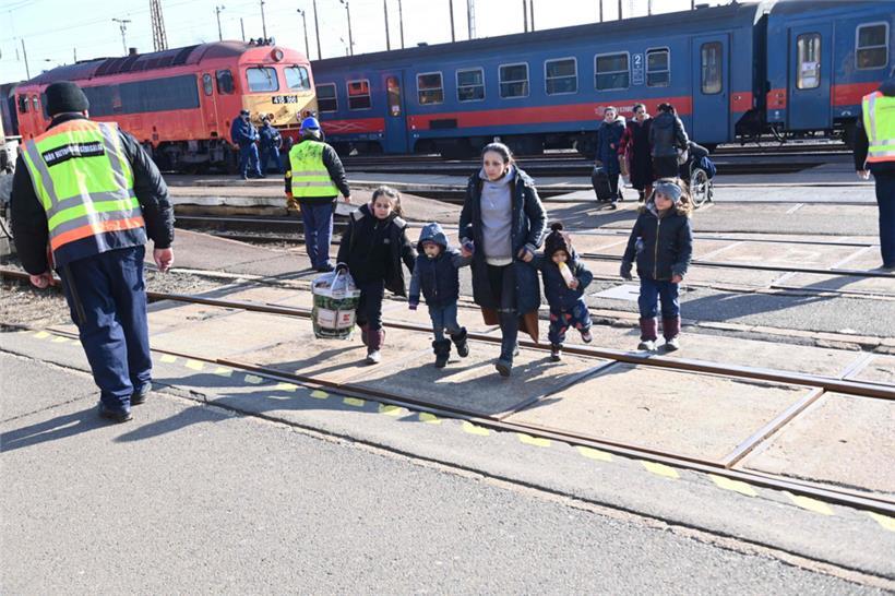 Ukrainische Flüchtlinge kommen am 27. Februar 2022 am Bahnhof Zahonyi nahe der ungarisch-ukrainischen Grenze an.

