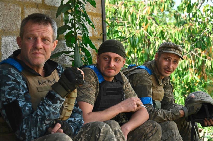 Ukrainische Marinesoldaten gönnen sich im jüngst zurückeroberten Dorf Storozheve in der Region Donezk eine Pause
