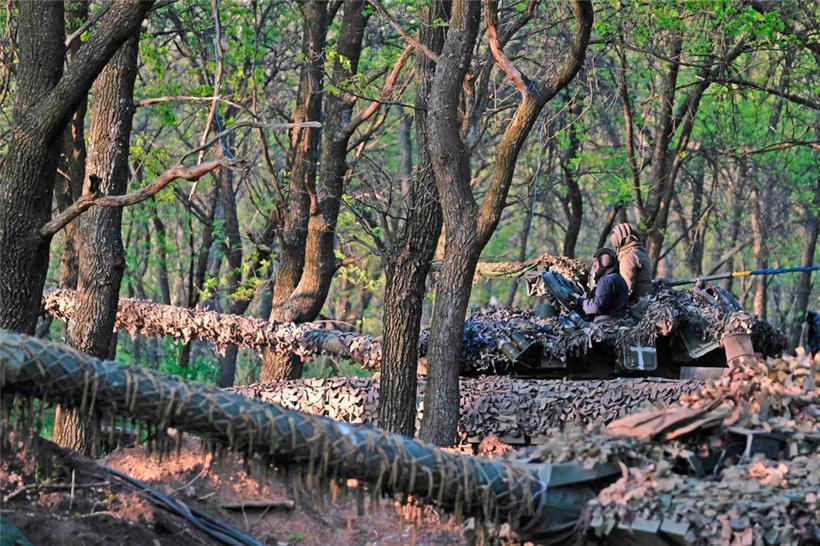 Ukrainische Panzer in der Gegend von Bachmut warten auf ihren Einsatz
