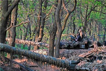 Ukrainische Panzer in der Gegend von Bachmut warten auf ihren Einsatz
