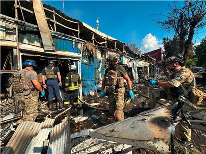Ukrainische Polizisten untersuchen die Schäden in Kostjantyniwka
