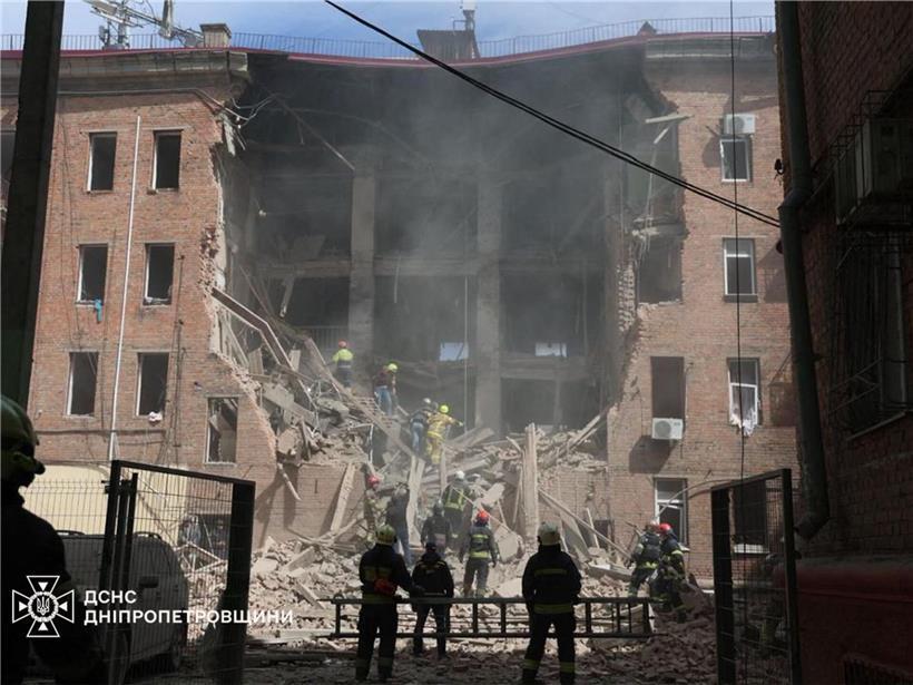 Ukrainische Rettungskräfte räumen Trümmer nach russischem Angriff in Dnipro auf, Katastrophenhilfe vor Ort