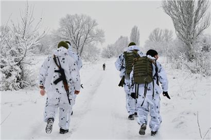 Ukrainische Soldaten an der Frontlinie in der Region Donezk: Mit viel Diplomatie soll eine Eskalation vermieden werden
