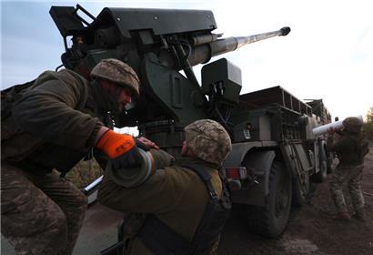 Ukrainische Soldaten an einer Haubitze
