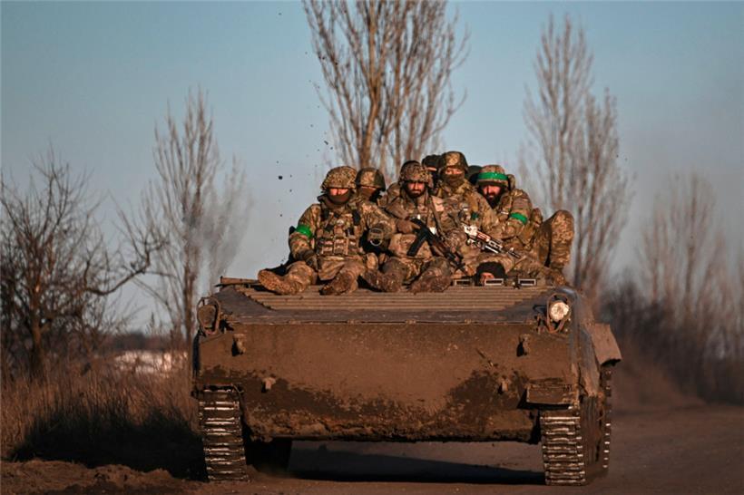 Ukrainische Soldaten auf dem Weg in die Schlacht von Bachmut
