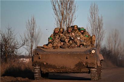 Ukrainische Soldaten auf dem Weg in die Schlacht von Bachmut
