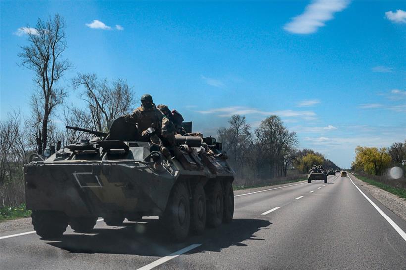 Ukrainische Soldaten auf dem Weg zur Front: Mit seinen Gasimporten unterstützt Europa Kriegstreiber Putin
