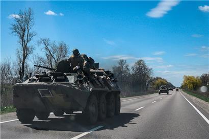 Ukrainische Soldaten auf dem Weg zur Front: Mit seinen Gasimporten unterstützt Europa Kriegstreiber Putin
