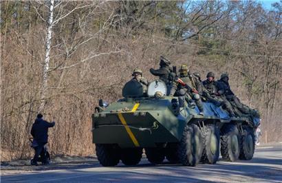 Ukrainische Soldaten auf einem gepanzerten Mannschaftswagen in der Region Wyschgorod in der Nähe von Kiew
