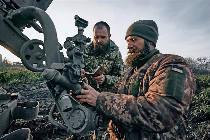 Ukrainische Soldaten bereiten sich auf den Beschuss russischer Stellungen an der Frontlinie in der Nähe von Bachmut in der Region Donezk vor
