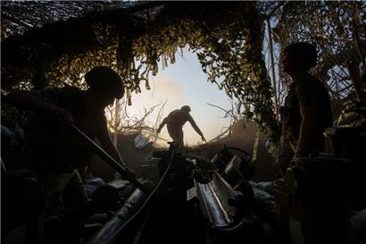 Ukrainische Soldaten der Luftangriffstruppen bereiten die Haubitze M777 für den Beschuss russischer Stellungen an der Frontlinie in der Region Donezk vor
