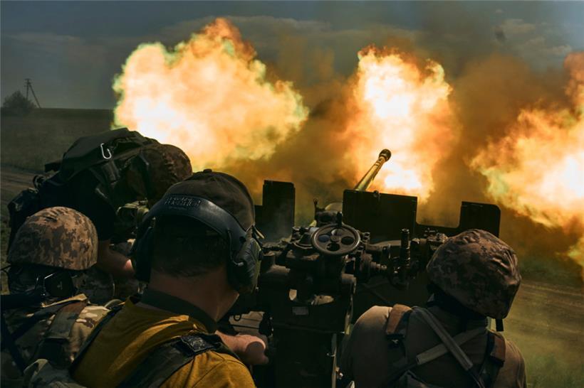 Ukrainische Soldaten feuern eine Kanone in der Nähe von Bachmut ab, Russland hat die Stadt inzwischen eingenommen
