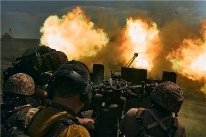 Ukrainische Soldaten feuern eine Kanone in der Nähe von Bachmut ab, Russland hat die Stadt inzwischen eingenommen
