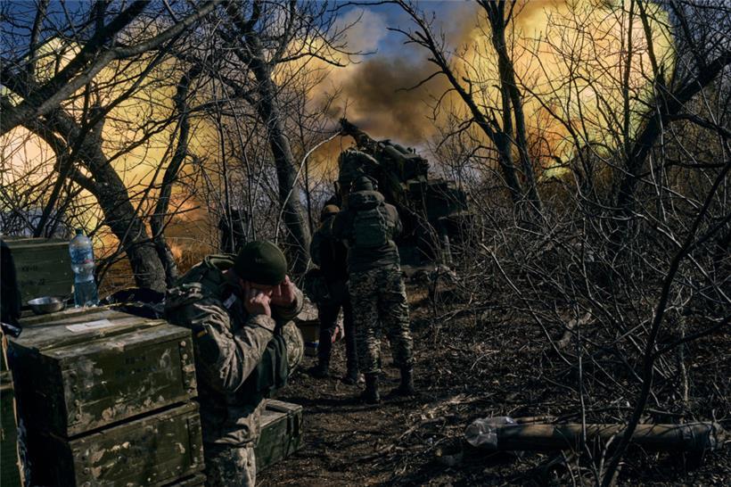 Ukrainische Soldaten feuern eine Panzerhaubitze auf russische Stellungen in der Nähe von Bachmut.
