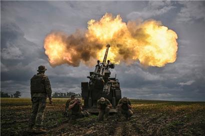 Ukrainische Soldaten feuern mit einer französischen „Caesar“-Haubitze in Richtung russische Stellungen

