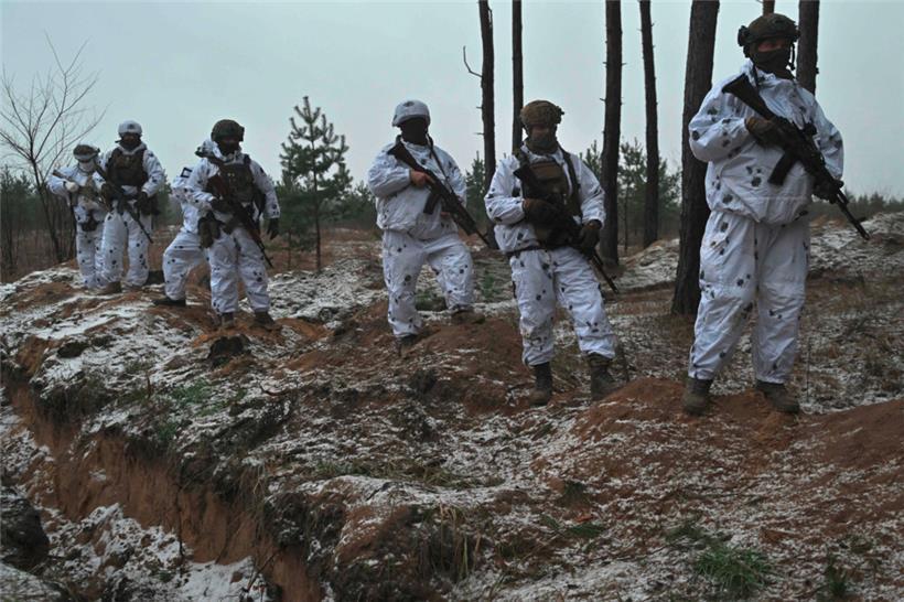 Ukrainische Soldaten führen in der Region Charkiw militärische Übungen durch
