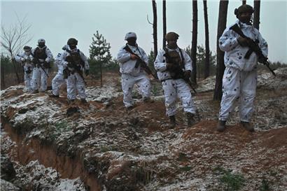 Ukrainische Soldaten führen in der Region Charkiw militärische Übungen durch
