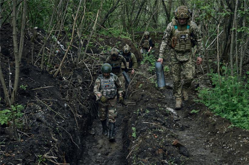 Ukrainische Soldaten gehen in einem Graben in der Nähe von Bachmut ab, einer Stadt in der Region Donezk im Osten der Ukraine, in der Kämpfe gegen russische Truppen stattfinden
