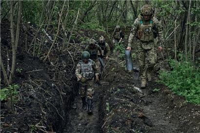 Ukrainische Soldaten gehen in einem Graben in der Nähe von Bachmut ab, einer Stadt in der Region Donezk im Osten der Ukraine, in der Kämpfe gegen russische Truppen stattfinden
