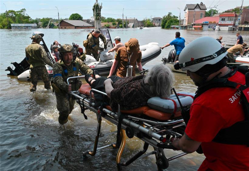 Ukrainische Soldaten helfen bei der Evakuierung von Bewohnern der aus russischer Besatzung befreiten Großstadt Cherson 
