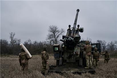 Ukrainische Soldaten in der Nähe von Awdijiwka bereiten sich darauf vor, eine französische Panzerhaubitze des Typs CAESAR auf russische Stellungen abzufeuern
