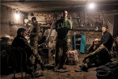 Ukrainische Soldaten in einem Versteck in der Region Donezk
