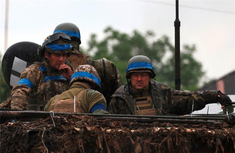 Ukrainische Soldaten in einem gepanzerten Mannschaftswagen in der Region Saporischschja, wo ebenfalls Gefechte stattfinden
