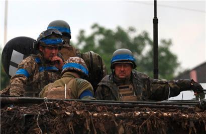 Ukrainische Soldaten in einem gepanzerten Mannschaftswagen in der Region Saporischschja, wo ebenfalls Gefechte stattfinden
