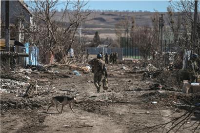 Ukrainische Soldaten in einem zerstörten Dorf nahe der Stadt Charkiw
