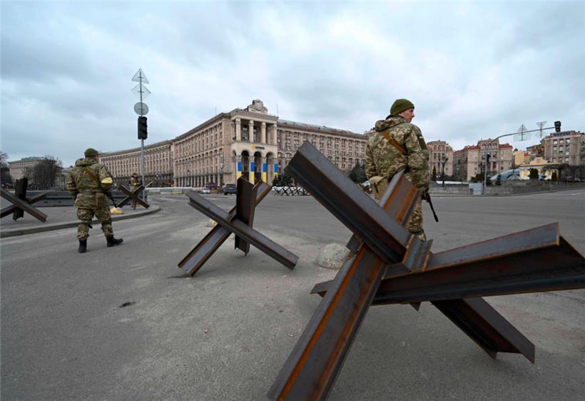 Ukrainische Soldaten mit Panzersperren im Zentrum von Kiew
