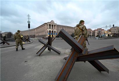 Ukrainische Soldaten mit Panzersperren im Zentrum von Kiew
