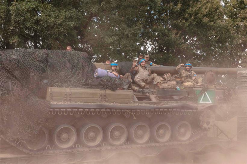 Ukrainische Soldaten mit einer Haubitze aus Sowjetzeiten auf dem Weg zur Front im Grenzgebiet zur russischen Region Kursk
