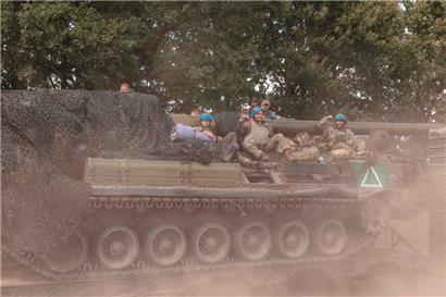 Ukrainische Soldaten mit einer Haubitze aus Sowjetzeiten auf dem Weg zur Front im Grenzgebiet zur russischen Region Kursk
