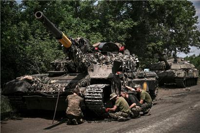 Ukrainische Soldaten reparieren einen Kampfpanzer in der ostukrainischen Region Donbass
