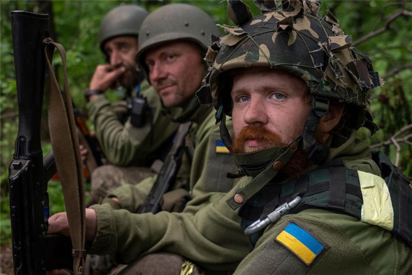 Ukrainische Soldaten ruhen sich in einem Dorf nördlich von Charkiw im Osten der Ukraine aus
