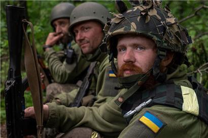Ukrainische Soldaten ruhen sich in einem Dorf nördlich von Charkiw im Osten der Ukraine aus
