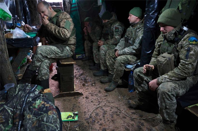 Ukrainische Soldaten ruhen sich in einem Unterstand an der Frontlinie bei dem stark umkämpften Bachmut im Osten des Landes aus
