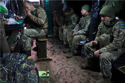 Ukrainische Soldaten ruhen sich in einem Unterstand an der Frontlinie bei dem stark umkämpften Bachmut im Osten des Landes aus
