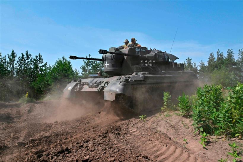 Ukrainische Soldaten trainieren am Mittwoch auf einem deutschen Flakpanzer in der Region Kiew
