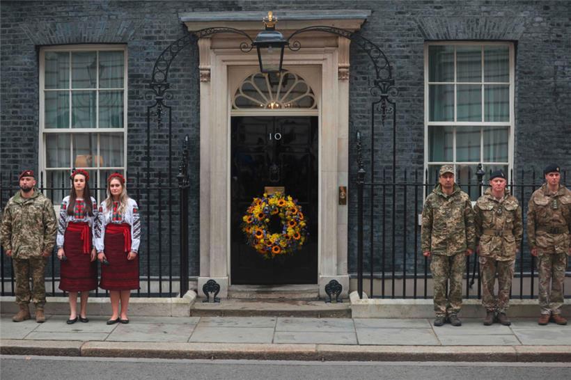 Ukrainische Soldaten und Sängerinnen vor der Downing Street: „Unglaublich enges Verhältnis“
