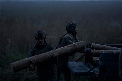Ukrainische Soldaten verstärken bei Bachmut einen Graben an der Frontlinie
