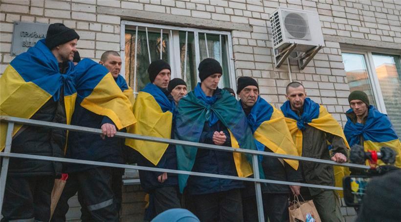 Ukrainische Soldaten werden am 19. März 2025 fotografiert, nachdem sie im Rahmen eines Austauschs von Kriegsgefangenen aus Russland zurückgekehrt sind
