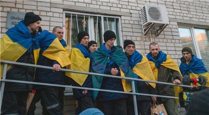 Ukrainische Soldaten werden am 19. März 2025 fotografiert, nachdem sie im Rahmen eines Austauschs von Kriegsgefangenen aus Russland zurückgekehrt sind
