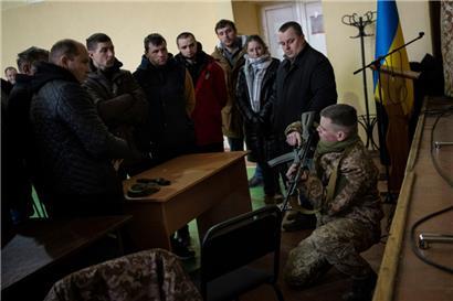 Ukrainische Zivilisten werden im Umgang mit Waffen ausgebildet: Im Gegensatz zu hoch motivierten Freiwilligen sind Söldner oft sehr gut ausgebildet – und wissen, was auf sie zukommt.
