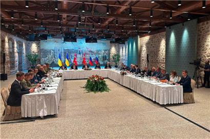 Ukrainische und russische Delegationen bei ihrem ersten direkten Treffen am 16. Mai in Istanbul

