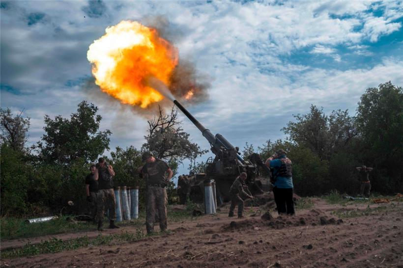 Ukrainisches Artilleriefeuer an der Frontlinie
