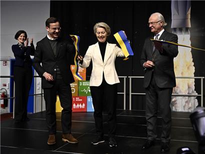 Ulf Kristersson, Ministerpräsident von Schweden, Ursula von der Leyen, Präsidentin der Europäischen Kommission, und König Carl Gustaf von Schweden lachen bei der Einweihung der neuen Satellitenstartrampe
