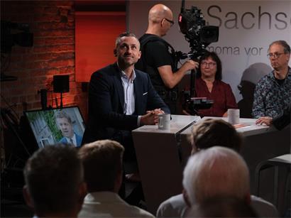 Ulrich Siegmund, Spitzenkandidatin der AfD bei der Landtagswahl in Sachsen-Anhalt wartet im ZDF-Morgenmagazin „moma vor der Wahl“ auf den Beginn der Übertragung, während auf einem Monitor Sven Schulze, Ministerpräsident von Sachsen-Anhalt und Spitzenkandidat der CDU zu sehen ist